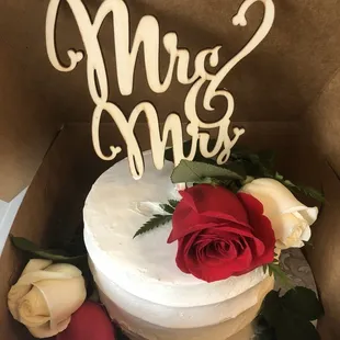 Red velvet with cream cheese frosting decorated with fresh roses per my request. Was perfect for a surprise zoom wedding!