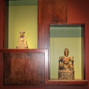 detail of statues in entrance