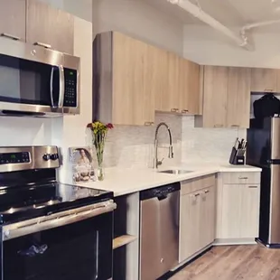 Just look at the kitchen in this studio!