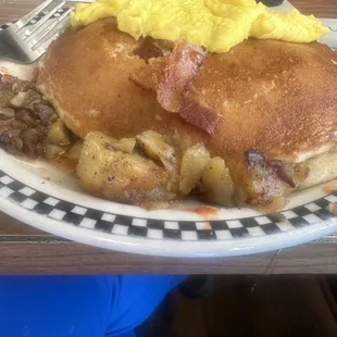 a plate of breakfast food