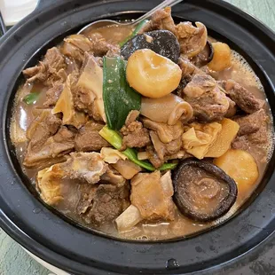 Braised sheep meat in clay pot