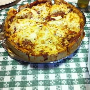 Thick pan pizza (stuffed with pepperoni)