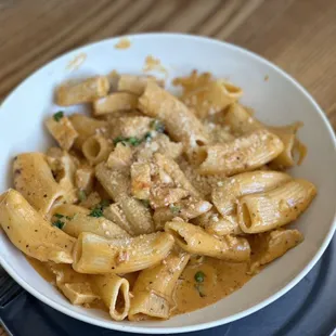 Rigatoni with chicken and peas in vodka sauce
