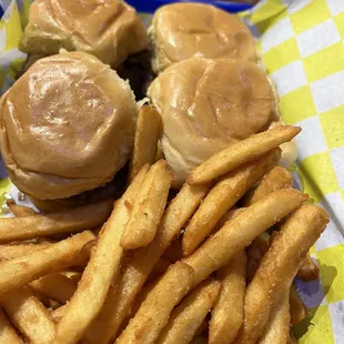 Sliders with fries