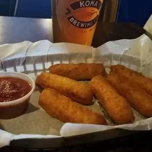 Mozzarella sticks and a Manny&apos;s Pale.