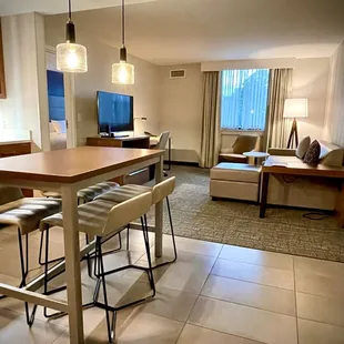kitchen/dining table / seating area with pull out sofa 1 bedroom suite (2 queen beds)