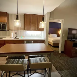 kitchen/seating area (1 bedroom : 2 queen beds)