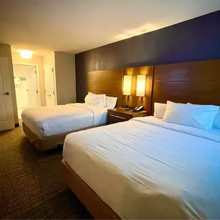 1 bedroom suite ( 2 queen beds) bedroom side