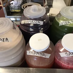 Ricas aguas frescas con frutas naturales bien frías !!! Los esperamos !!!