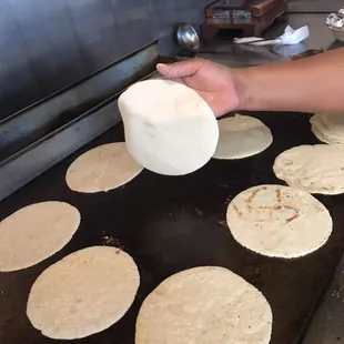 Tortillas hechas a mano siempre acompañando sus ricos platillos !!! Los esperamos !!
