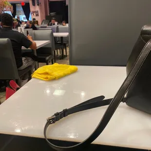 Y 30 minutos después ahí sige la garra para limpiar la mesa y la mesera no llega ni a limpiar la mesa