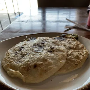 2 pupusas revueltas