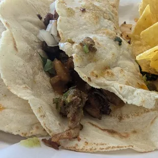 Tacos con tortillas hechas a mano