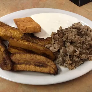 Plátanos, queso frito con arroz, frijoles y crema.