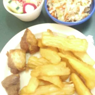 Yuca con chicharron, ensalada al lado
