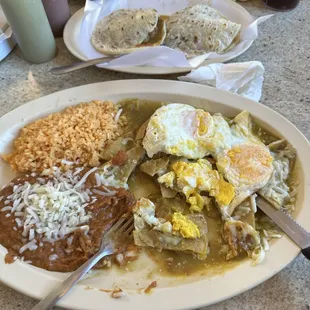 Chilaquiles and gorditas de chicharrón! Deliciosos!