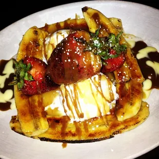 Brûléed strawberrys and bananas over Ice cream
