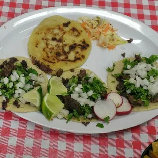 Tacos &amp; Papusa