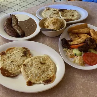 Pupusas, Plátano Frito, Yucca frita