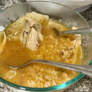 Look at all that juicy glistening fat and goodness. Sopa de pollo para llevar. Mire toda esa grasa jugosa y brillante y toda esa bondad.