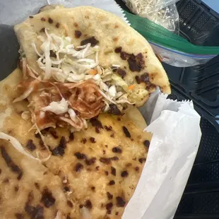 Pupusa de queso con loroco, pupusa revuelta