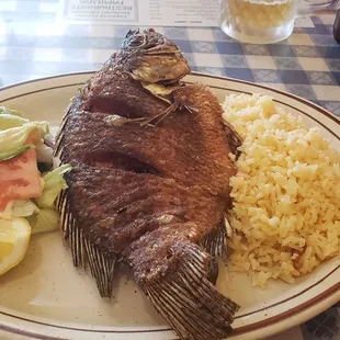 Pescado frito. Fried tilapia.
