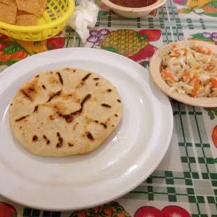Pollo y queso pupusa