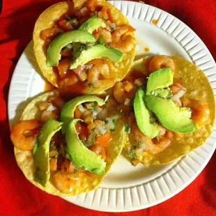 TOSTADAS DE CAMARONES CON AGUACATE.