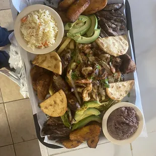 Ellos venden un plato llamado bandeja la familia y puede alimentar a 3 personas