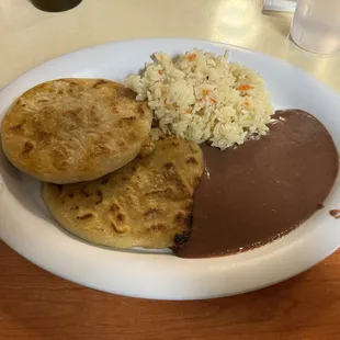 Revueltas Combo 2 Pupusas, Arroz y Frijoles