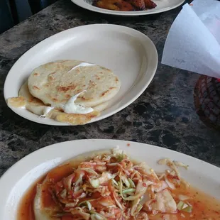 Ricas pupusas, la espera para que traigan la comida es de 40 min a 1 hora. Good prices 1.50 worth the wait. :-D
