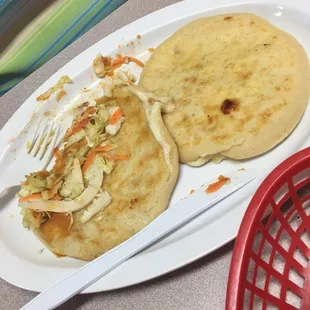 Pupusa Mixta (Chicharrón, Queso y Frijoles) (Mix pupusa, Pork, cheese and beans)