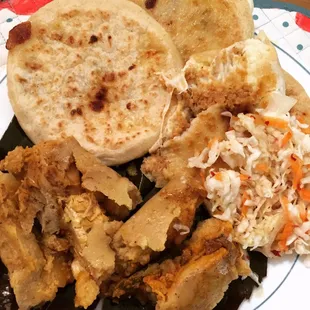 Pupusas mixtas con un tamal de pollo. Autentica comida Salvadoreña.