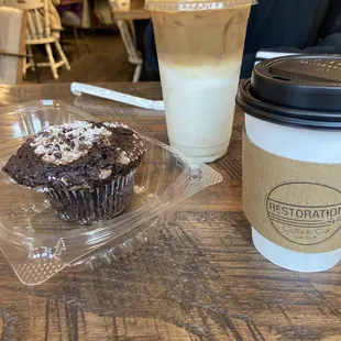 Mad muffin, iced caramel macchiato, chai tea