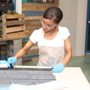 Customer making pallet sign
