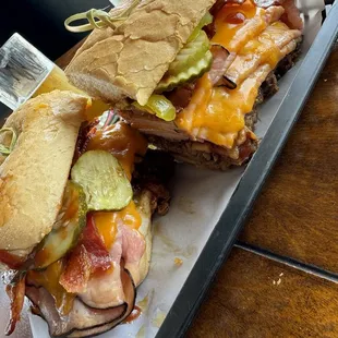 The 3 little pigs! Come hungry!