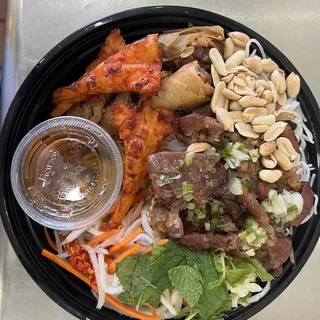 Grilled Pork and Egg Rolls with Steam Rice - Cm tht nng v ch gi