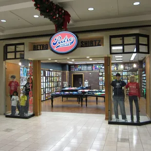 Retro Shirtz is your one-stop-shop for your custom shirts and canvas needs.