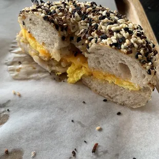 a bagel with eggs and sesame seeds