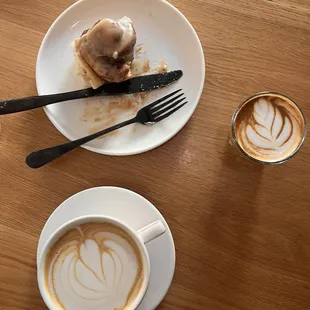 Cinnamon roll. Carmel cortado. Carmel latte.