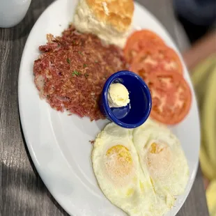 a plate of breakfast food