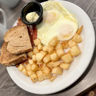 a plate of breakfast food