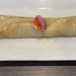 Single strawberry and cream crepe