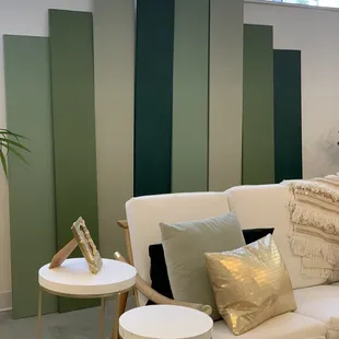 Love this back wall and the green/teal tones!