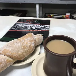 Cafe y pan recién echo.