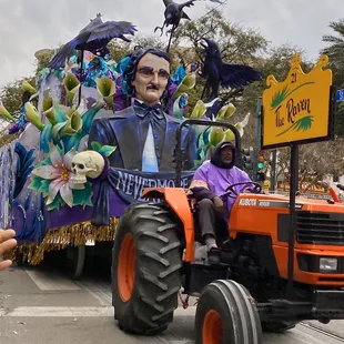 02.25.20 Krewe of Rex - The Raven (creepy sculpture of Edgar Allan Poe surrounded by skulls and fluttering ravens)