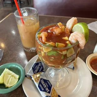 Coctel de camarón y agua de tamarindo