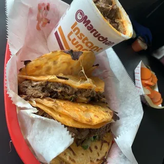 Birriaquesa tacos Maruchan