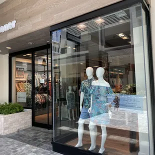 Hrumph.... that dress makes me wish to be younger!