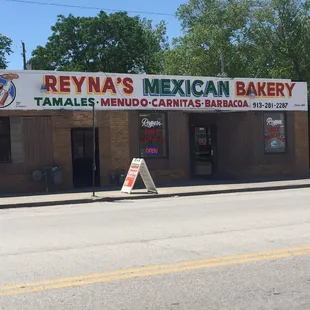 the front of reyna's mexican bakery